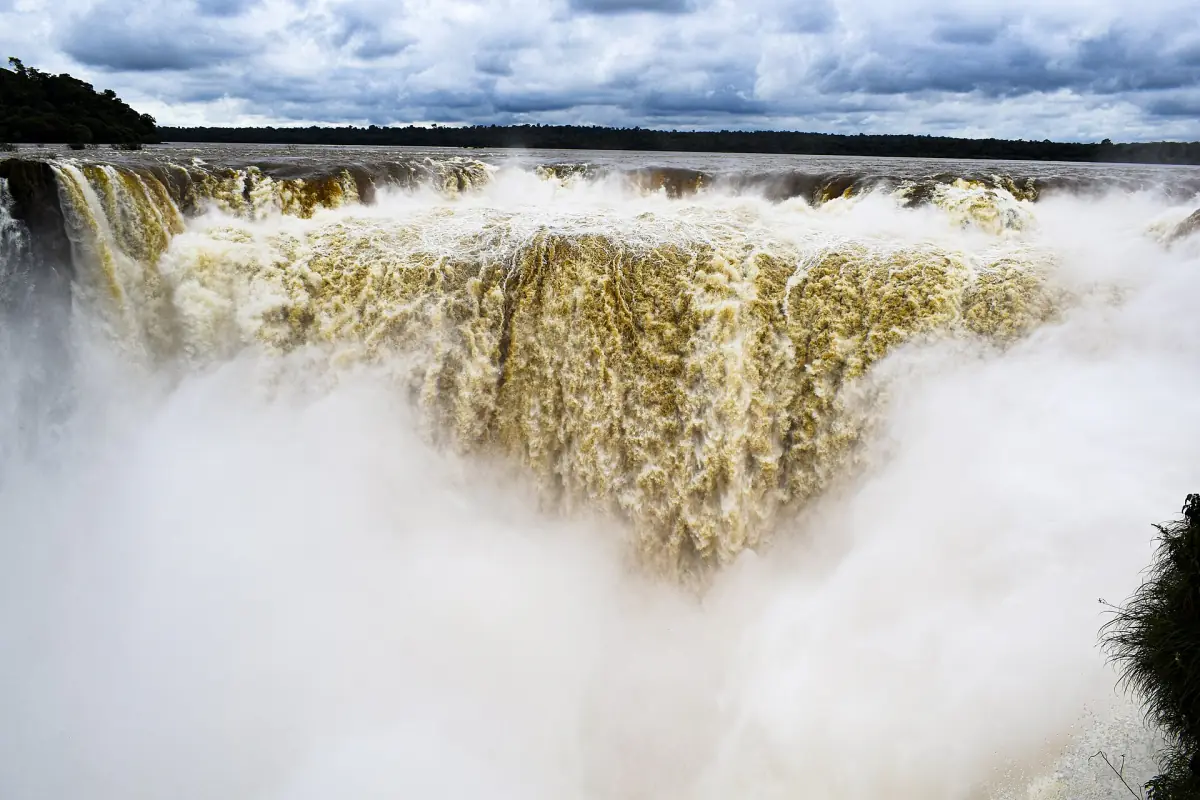 Spray rising from the Garganta del Diablo